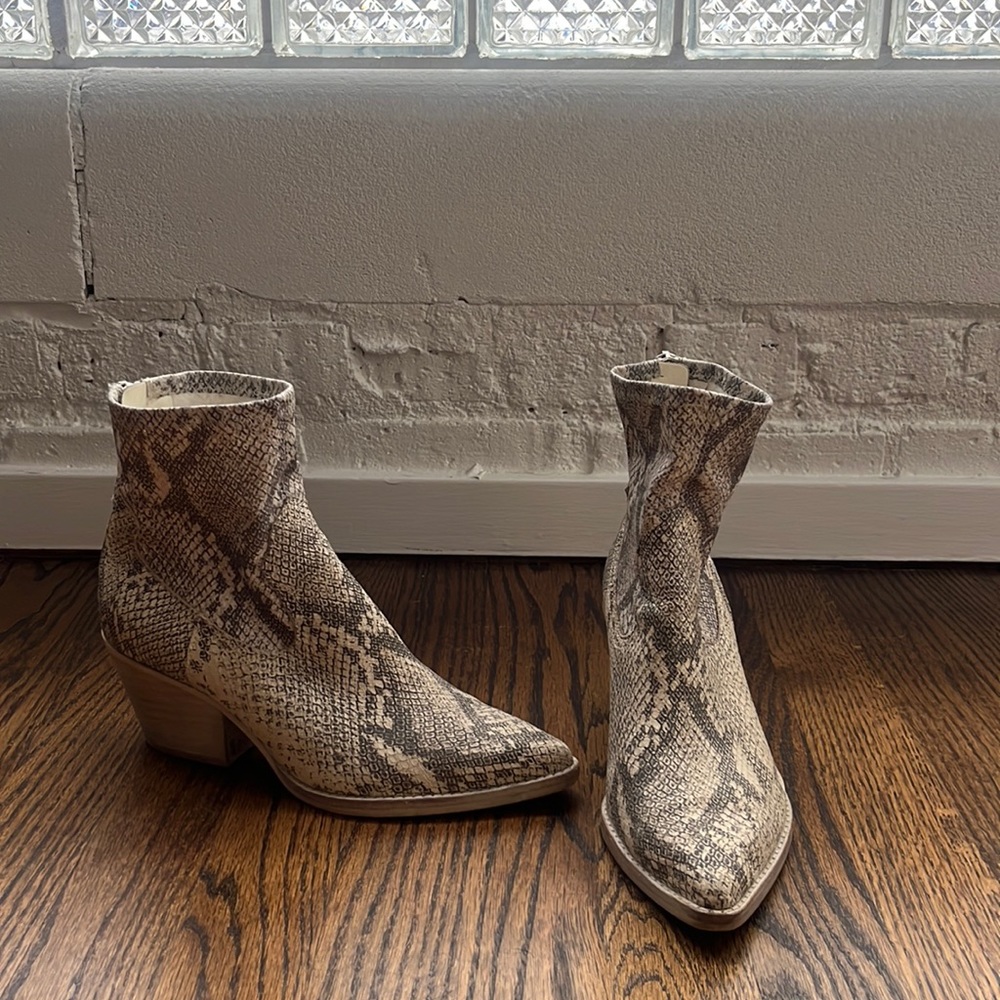 Dolce Vita Shanta Western Snakeskin Booties Size